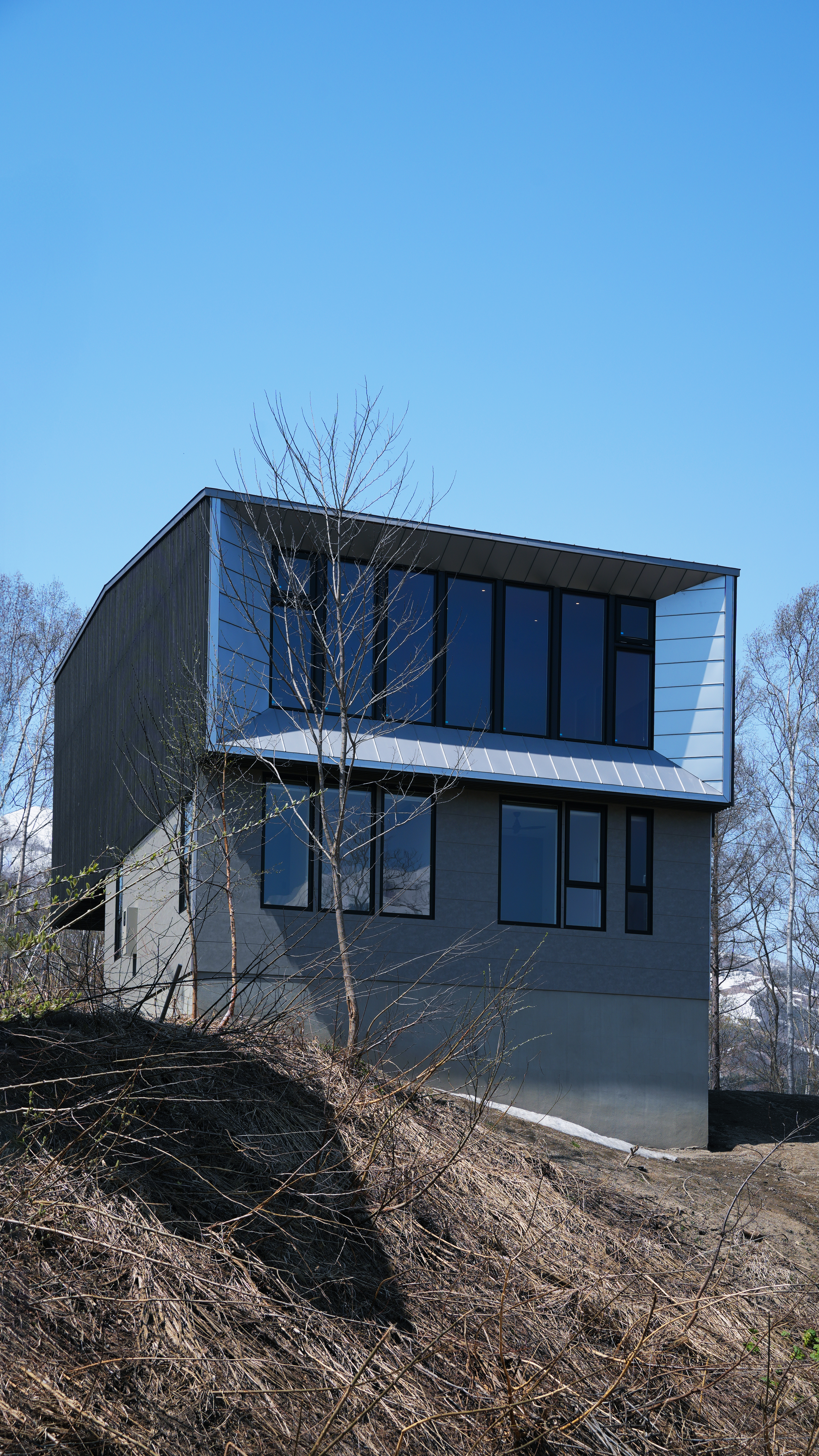 Yugen House glass box exterior facade with blue sky