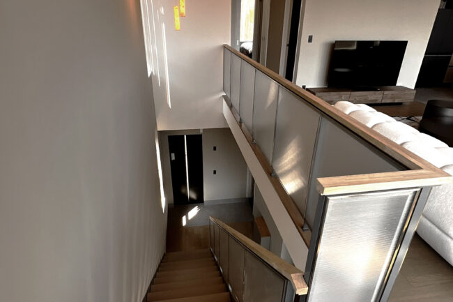 Yugen House Living Room with a view of Mt. Yotei through the windows - Staircase